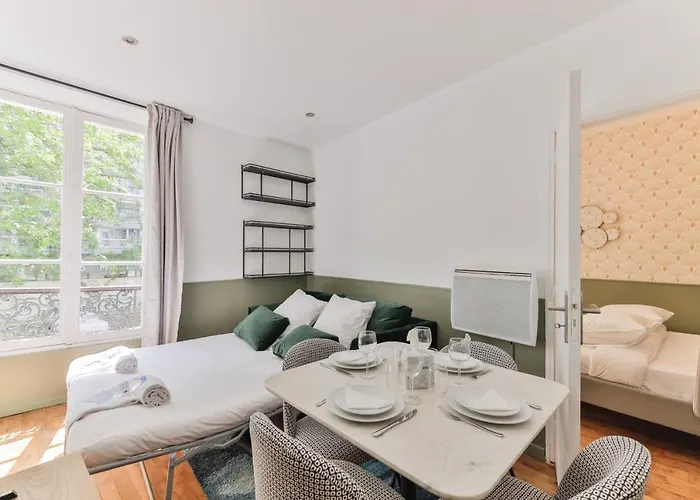 Independant Flat: Canal St Martin&trains Stations! *