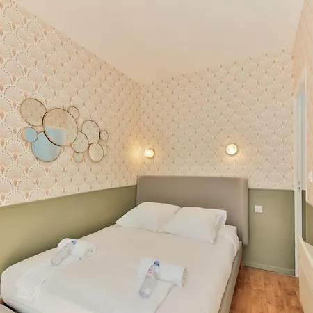 Independant Flat: Canal St Martin&trains Stations! Paris