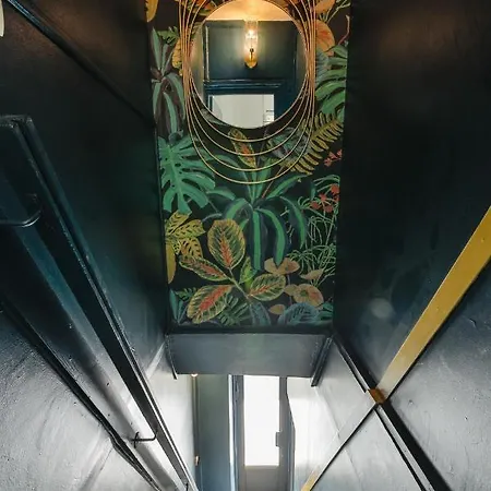 Independant Flat: Canal St Martin&trains Stations! Lägenhet *